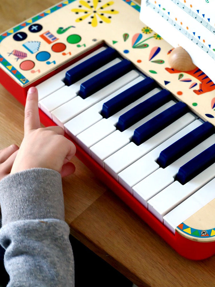 Synthesiser Keyboard Piano