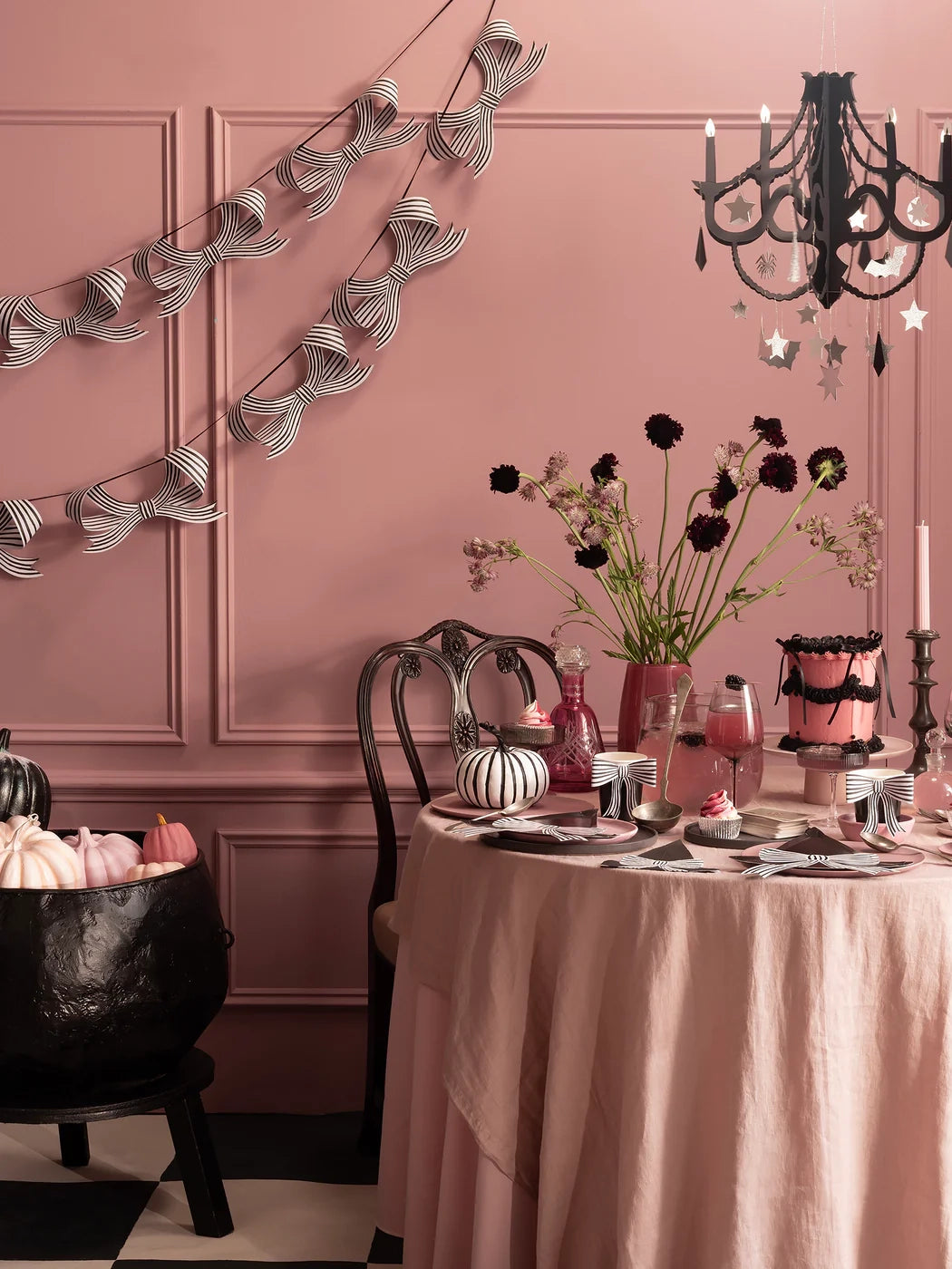 Black & White Stripy Bow Garland